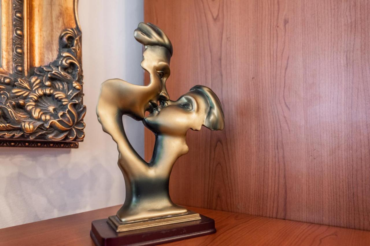 Vintage And Warm 2Br Apartament In تيرانا المظهر الخارجي الصورة
